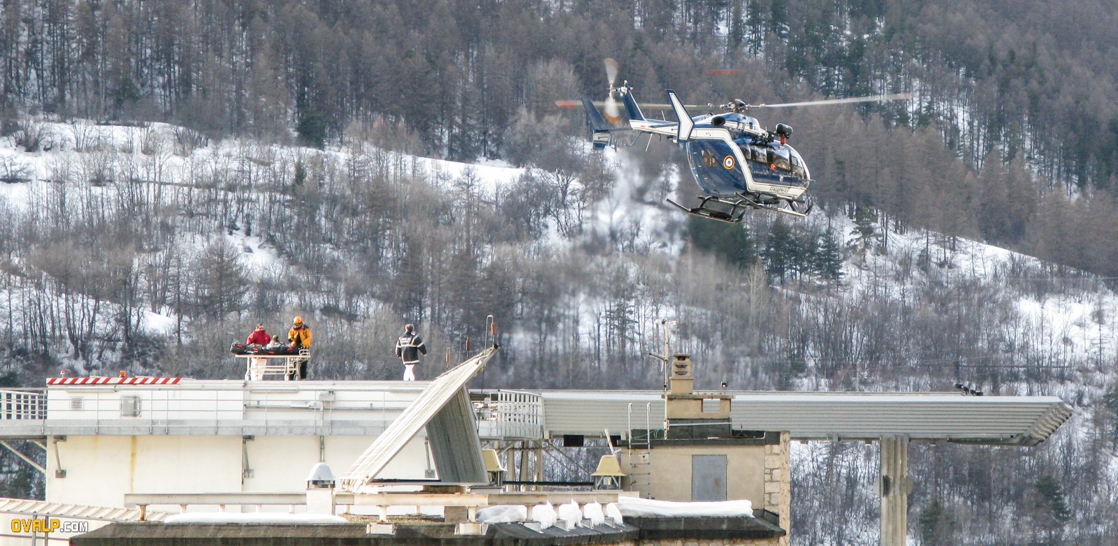 Choucas 05 EC145 PGHM toit DZ hopital Briançon
