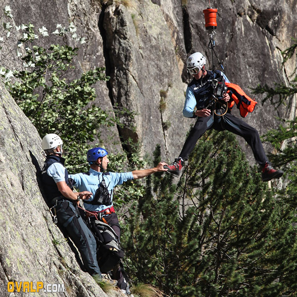 Secouristes en montagne treuillage