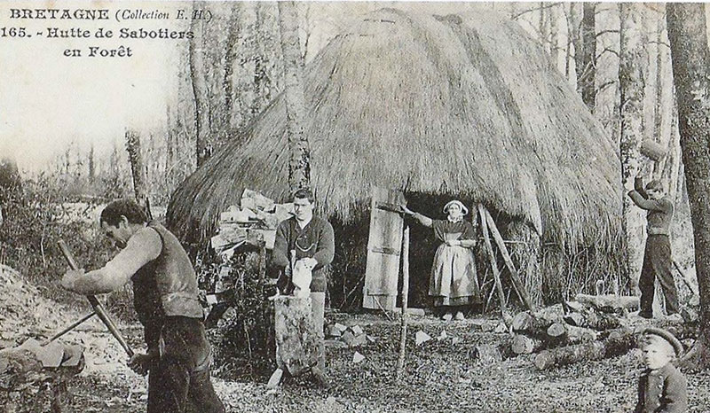 Hutte de sabotiers en forêt (carte postale Emile Hamonic (1861-1943), vers 1900)