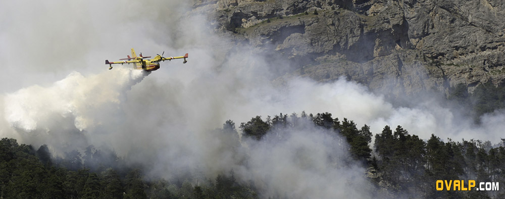 Canadair CL 415 dans les Alpes